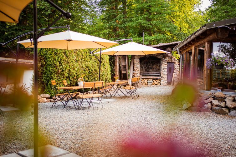 Der idyllische Außenbereich von Lilli's Erlebniswelt in Rabenstein – ein perfekter Ort für Entspannung im Freien und gesellige Momente.