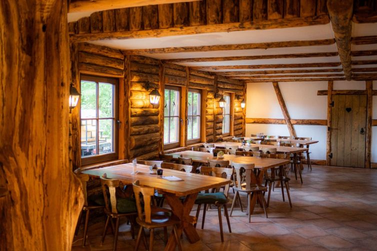 Einladendes Restaurant mit rustikalem Ambiente bei Lilli's Rabenstein.